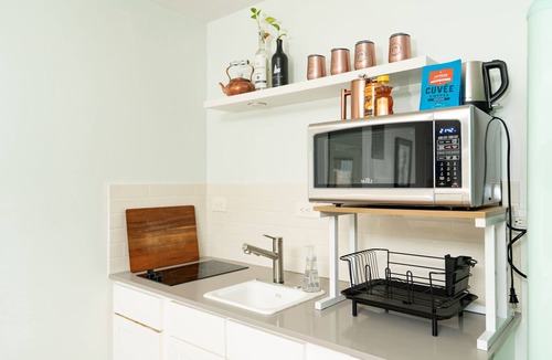 Dawson Apartment | Stylish, artsy gem. Walk to Iconic South Congress