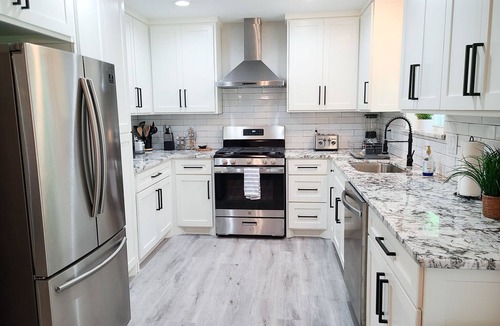 Dallas House | Stylish design,king bed, fast WiFi. Safe, tranquil, minutes from central Dallas.