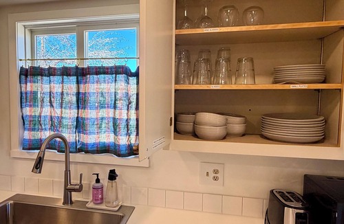 Teasdale House | Stylish Farmhouse by Capitol Reef. Books, Full Kitchen, Kid-Friendly.