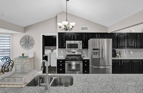 Horizon City House | Stylish home in Horizon Heights with heated pool!