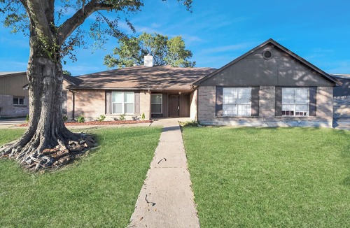 Barker House | Stylish Katy Retreat 4BR Sleeps 10 Outdoor Escape.