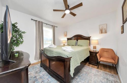Barker Villa | Stylish Katy Retreat 4BR Sleeps 10 Outdoor Escape