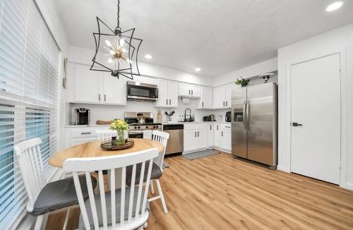 Barker Villa | Stylish Katy Retreat 4BR Sleeps 10 Outdoor Escape