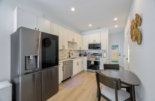 South Dallas - Fair Park House | Stylish New Townhome - Old East Dallas - Near Downtown & Fair Park