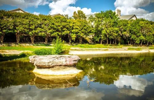 Round Rock House | Sun Filled Home W Gorgeous Pool HotTub Gameroom