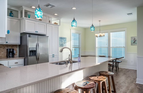 Rockport House | Sunshine Retreat | Waterfront Pool + Lighted Fishing Pier | Sleeps 8