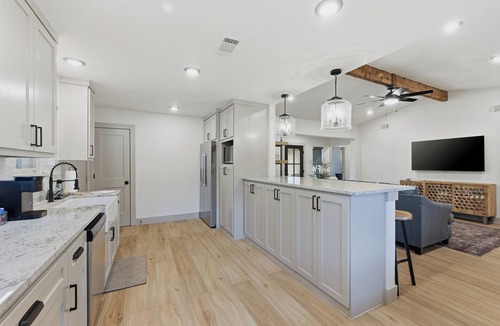 Denison House | Super Nice! Cozy, Country Quiet Neighborhood, Big Kitchen and Private Hot Tub