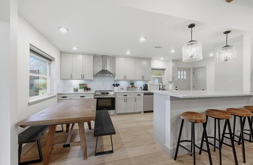 Denison House | Super Nice! Cozy, Country Quiet Neighborhood, Big Kitchen and Private Hot Tub
