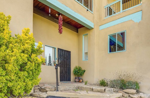 Canoncito Apartment | Surrounding Mtn Views! Quaint Santa Fe Retreat
