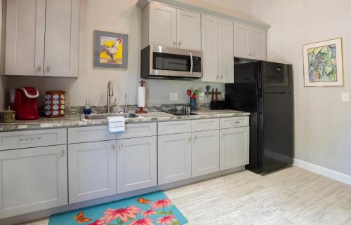 Comfort House | Tank House Stay for 2 in Comfort Texas Access to Pool Hot Tub
