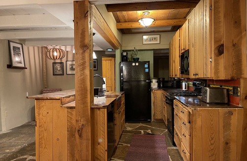Taos House | Taos Adobe Experience - 4 blocks to Plaza - Hot Tub & Fireplace in Courtyard
