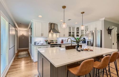 McNeil House | Tesla Charger/Gorgeous Inside/Walk to Restaurants