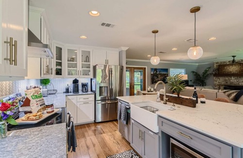 McNeil House | Tesla Charger/Gorgeous Inside/Walk to Restaurants