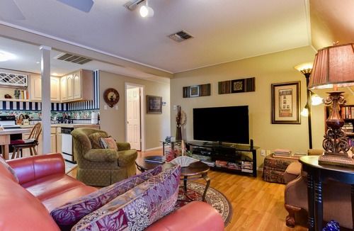 Oakland Estates House | Texas Barn-House, Rustic, Peaceful in Heart of Med Ctr, permit STR-22-13500017