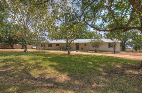 Stonewall House | Texas Wine Trail Getaway I Spacious 4-Bedroom House + Guesthouse in Stonewall