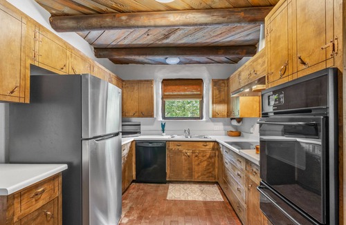 The Knoll House | The Adobe BCS - 1.0 Mile to Campus - Sleeps 15