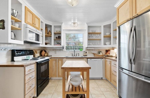 Weatherford House | The Annie, 2 Bed- 1 Bath Charming and Newly Renovated Home - "A Guest Favorite!"