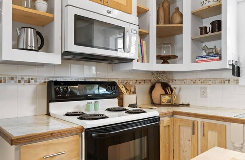 Weatherford House | The Annie, 2 Bed- 1 Bath Charming and Newly Renovated Home - "A Guest Favorite!"