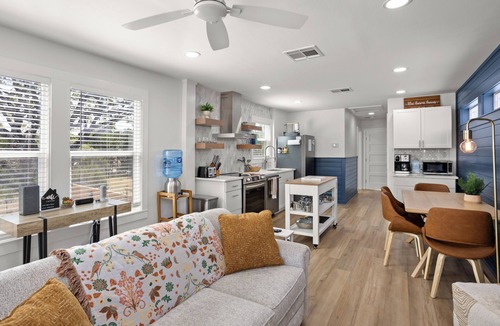 Boerne House | The Barn Haus ~ unique Hill Country experience, Hot Tub and Pet Friendly!