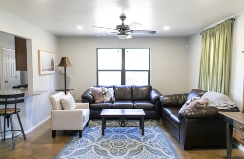 McLennan County House | The Bethany Lodge - Quaint home in the country