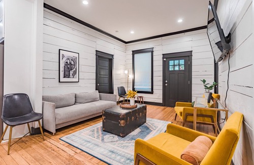 Brazos House | The Black & White House- Walk to Magnolia!
