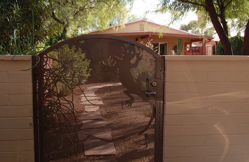 Peter Howell House | The Casita at Lizard Gate is a 1-bedroom guest house in mid-town Tucson.