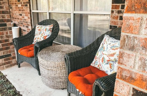 Weatherford House | The Cottage at Clark Gardens - Woodland Stay with Garden Access