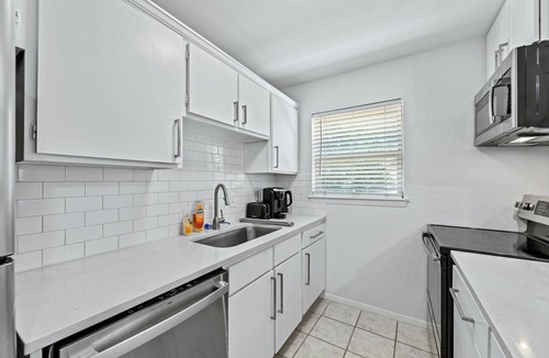 Cityplace Condo | The Cozy Cove - Rare 2BD-1.5BA Luxury Condo, 92 Walking Score, Parking, Sleeps 8