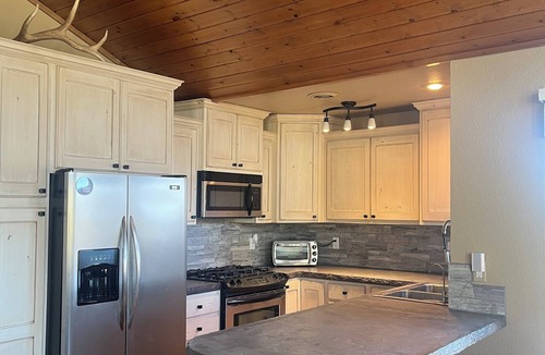 Alto House | The Cozy Coyote/Alto Lake Views/Dog Friendly/1 Mile to Ski Run Road