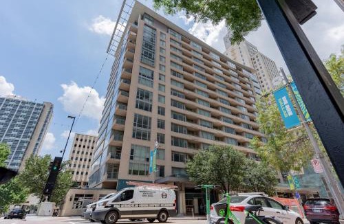 Downtown Dallas Apartment | The Dallas View, King Suite with Resort Amenities