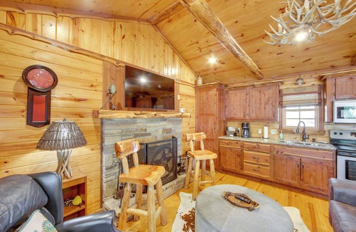 Edom Cabin | ‘The Deer’ Cabin Peaceful Refuge in East Texas