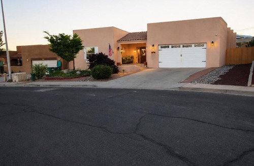 Farmington Villa | The Desert Retreat 9 Beds, Hot Tub Pool table