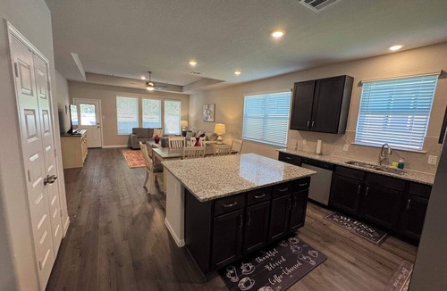 College Station House | The Expo Retreat, Steps to Brazos County Expo, 6 min to Texas A&M
