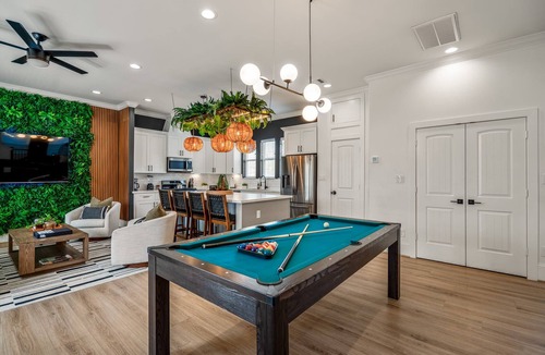South Central Houston House | The Green Haus: Luxxe Cabana Rooftop Retreat