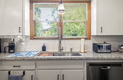 Temple House | The Hometown Cottage is centrally located in the heart of Temple.