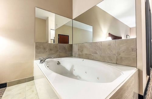 Mineral Wells Hotel | The Ideal Mix of Value, Comfort, and Convenience! Onsite Pool, Free Breakfast