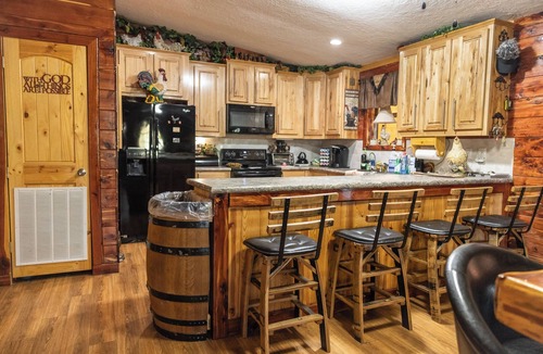 Bullard House | The Lakeside Lodge On 3 Acres - Sleeps 20 - 1 Minute Walk to Lake - Pet Friendly