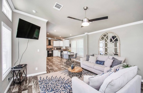 Willis House | The Lantana Tiny Home ~ Cottage in the Woods ~ NEW HOT TUB & DOGGY PLAY YARD