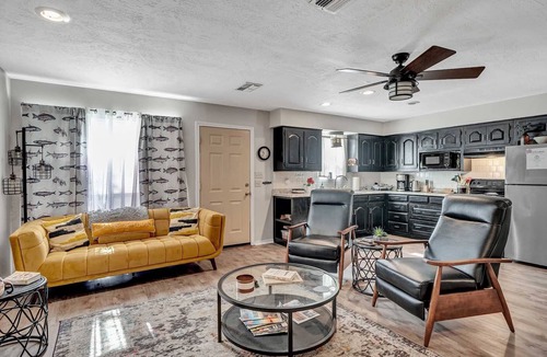 Quitman House | The Lodge. Modern comfort at Lake Fork. Full Kitchen.