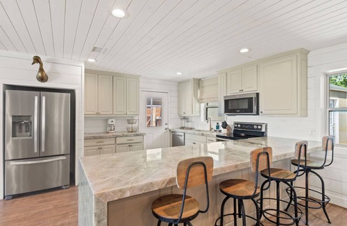 Gun Barrel City House | The Mallard on Blue Cove at Cedar Creek Lake with Hot tub!