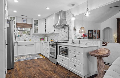 West Oak Hill House | The Pool & Gaming Retreat - Hot Tub, Arcade & More
