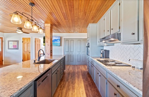 Harper House | The Porch & Prairie Ranch, Sleeps 20! Peaceful Oasis, Pool, Jacuzzi, Events!