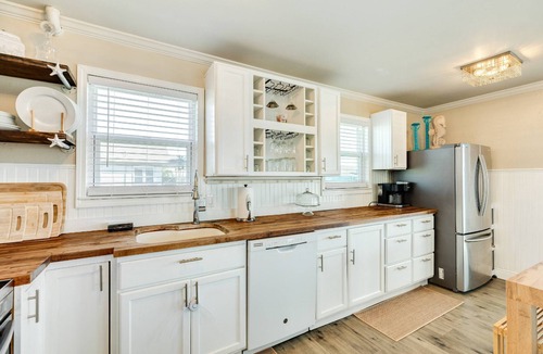 Jamaica Beach House | The Prettiest Palm |Kayak, Beach Toys & Cornhole | 3mins to Beach | Community Pool | Fenced Yard