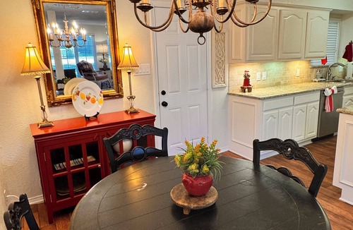 McKinney House | The Rustic Chandelier- 3 bedrooms 2.5 baths, full kitchen, 4 TV's and WIFI