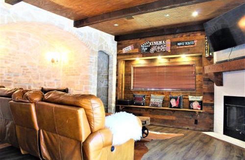 Cross Mountain House | The Rustic Inn - Family friendly, Close to Fiesta Texas, SeaWorld, Riverwalk and more