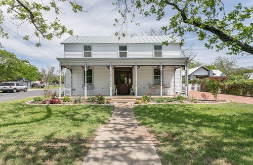 Fredericksburg House | The Stone Well Haus | Pet Friendly