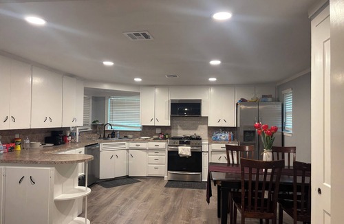 Taylor House | The Thorndale Cottage - Modern 3BR Retreat on ¾ Acre <10 Min to Samsung. WIFI