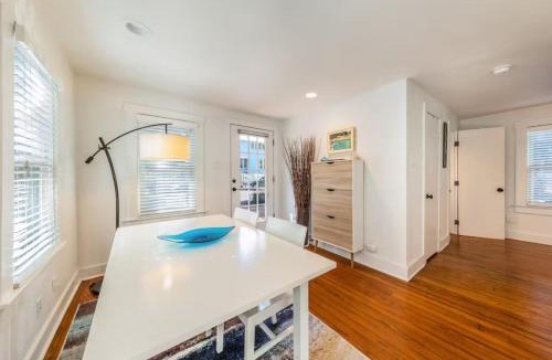 Bouldin House | The Urban Canopy with Parking and Walk to SoCo by Austin Vacay