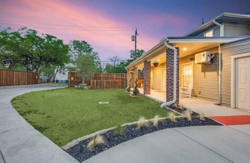 Denton Apartment | The Vanderbilt Mansion Apt 12 Near Downtown and TWU