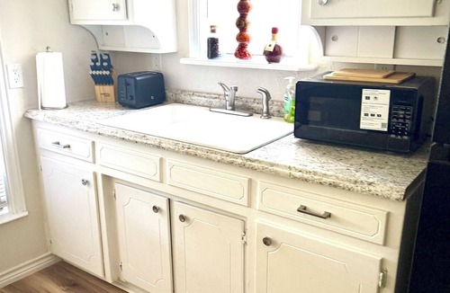 Weatherford House | The Wander Inn: 2 Bed-2 Bath Bungalow Recently Renovated, Walk to Downtown